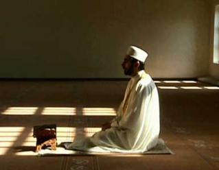 يصلي رجل فراى المسجد امام المسجد دخل حل سؤال