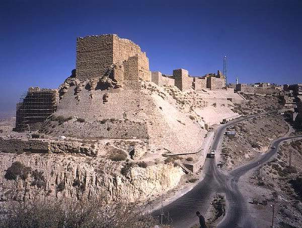 الكرك تستمر في التظاهر لليوم الثاني