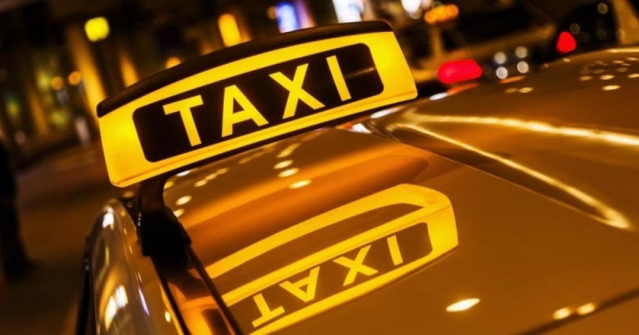 تكريم سائق تاكسي على امانته باعادة مبلغا من المال لاحد الركاب