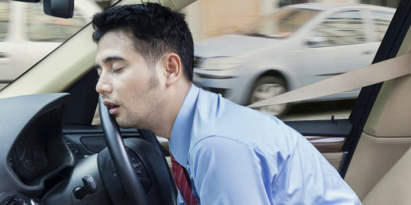 نصائح هامة لتجنب النوم أثناء القيادة ليلا
