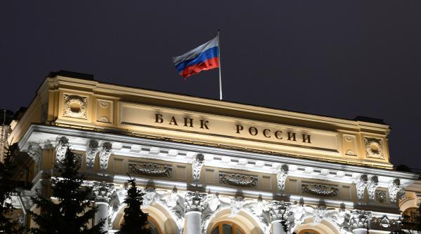 المركزي الروسي يؤكد ضرورة فك ارتباط سعر صرف الروبل بالدولار
