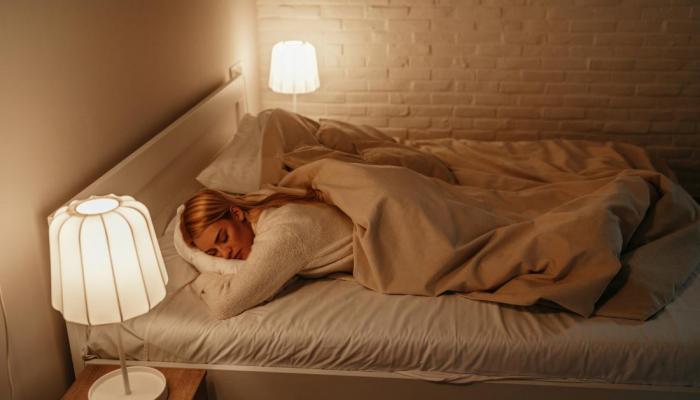 يسبب السمنة والسكر.. دراسة تحذر من التعرض للضوء أثناء النوم