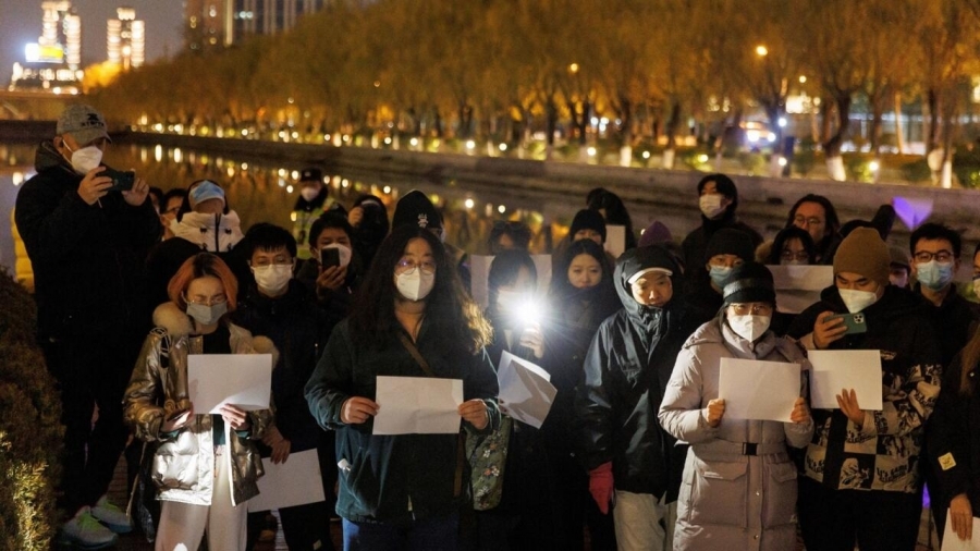 بدأت عام 2020 ويعتمدها المتظاهرون احتجاجاً على سياسة “صفر كوفيد”.. سر الورقة البيضاء رمز المظاهرات في الصين