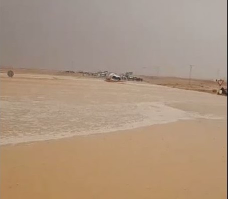 الأمن العام ينقذ 22 شخصا داخل حافلة نقل جرفتها السيول على الطريق الصحراوي من قبل الغطاسين باستخدام الحبال