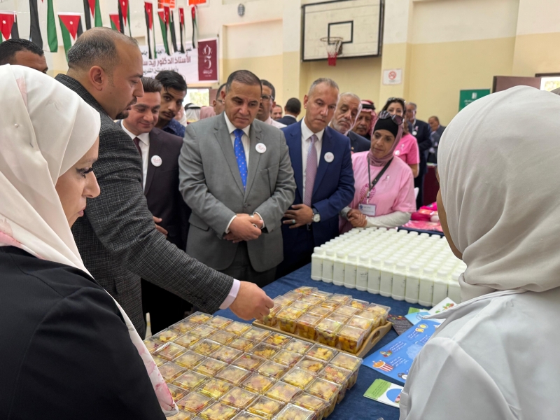 أبو قاعود يرعى فعالية الأنماط الصحية في كلية الزرقاء الجامعية 