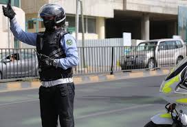 ضبط سائق قاد مركبته بطريقة استعراضية وخطرة بعد تركه لمقود المركبة وهي تسير وخروجه منها ، في محافظة إربد 