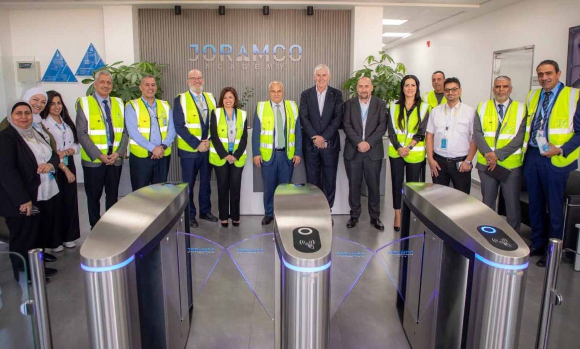 وزير العمل يطلع على تجربة جورامكو في تعليم وتدريب الشباب على صيانة الطائرات