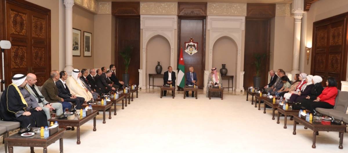 رئيس الديوان الملكي يلتقي وفدًا من جمعية فكر للتنمية الثقافية