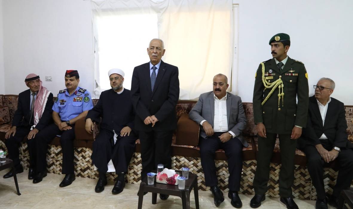 مندوبا عن الملك وولي العهد العيسوي يعزي عشيرتي العكور والتميمي