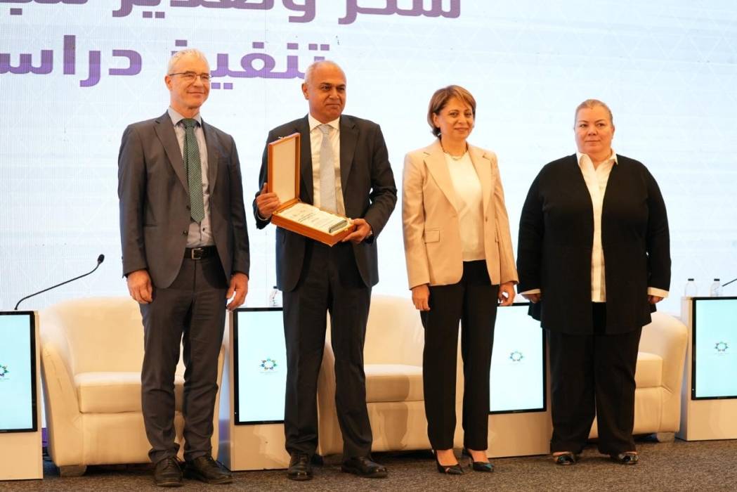 تكريم وزارة العمل على تميزها بإعداد دراسات الأثر للتشريعات والسياسات