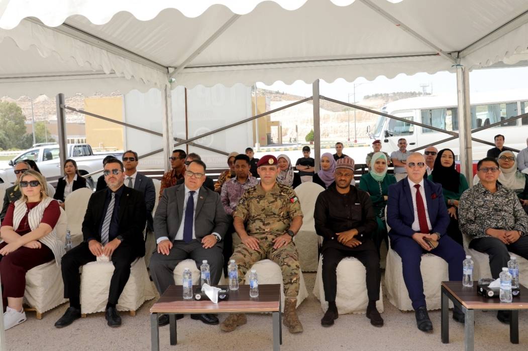 عدد من السفراء من الدول الشقيقة والصديقة يزورون مركز الملك عبدالله الثاني لتدريب العمليات الخاصة