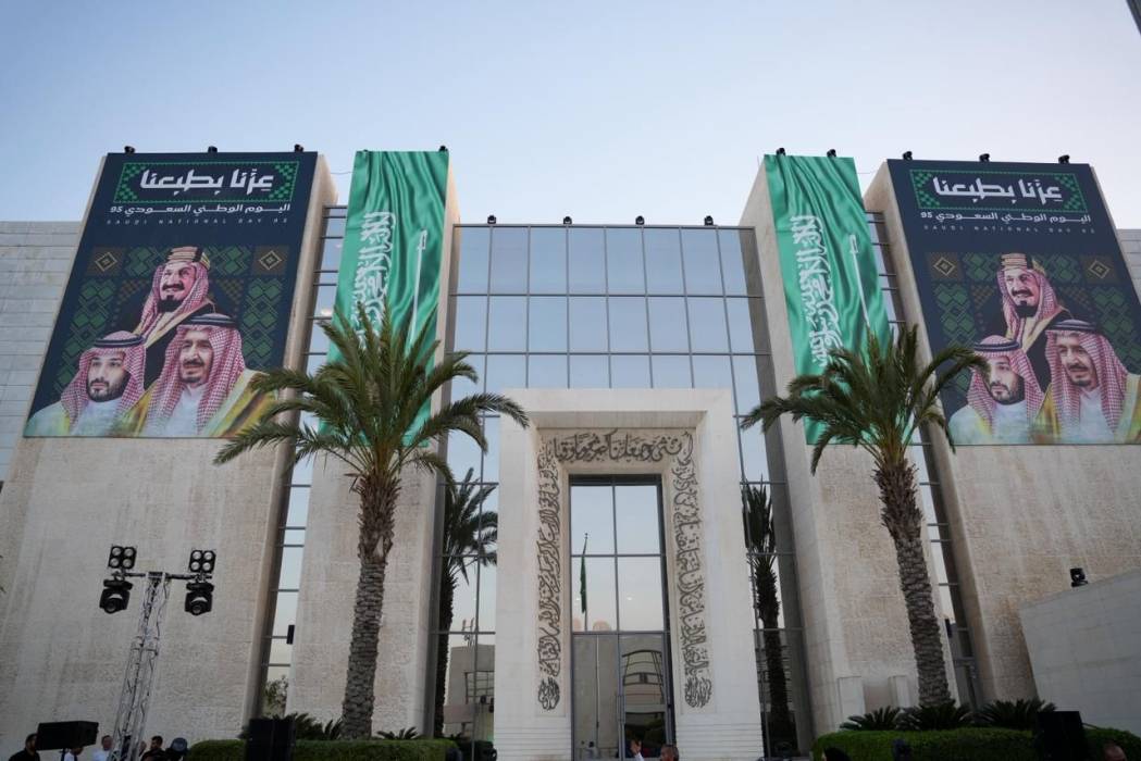 السفارة السعودية تتوشح بالأخضر وعمّان تتزين احتفاءً باليوم الوطني السعودي
