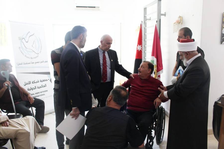 توزيع عدد من الكراسي المتحركة على مصابين عسكريين في الكرك