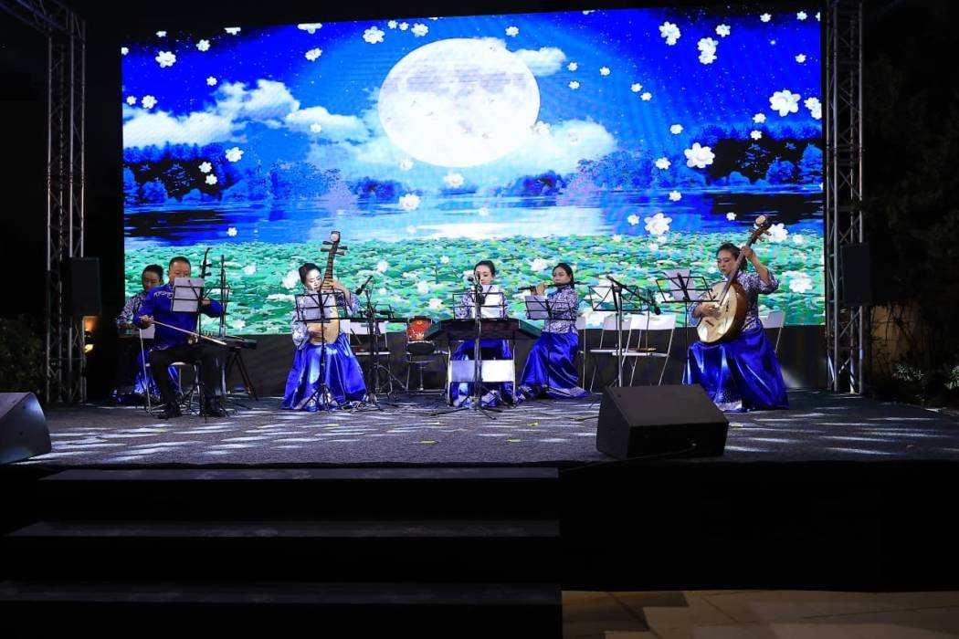 لحظة لا تُنسى يعيشها جمهور كبير بحفل للموسيقى التقليدية الصينية في عمان