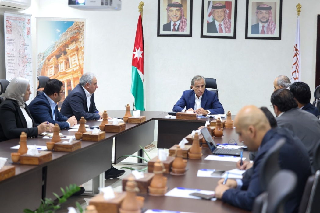 رئيس الوزراء يؤكّد أنَّ سيادة القانون واحترامه هو الأساس لتحقيق الفائدة للمجتمع المحلي في البترا وتحسين واقع القطاع السياحي