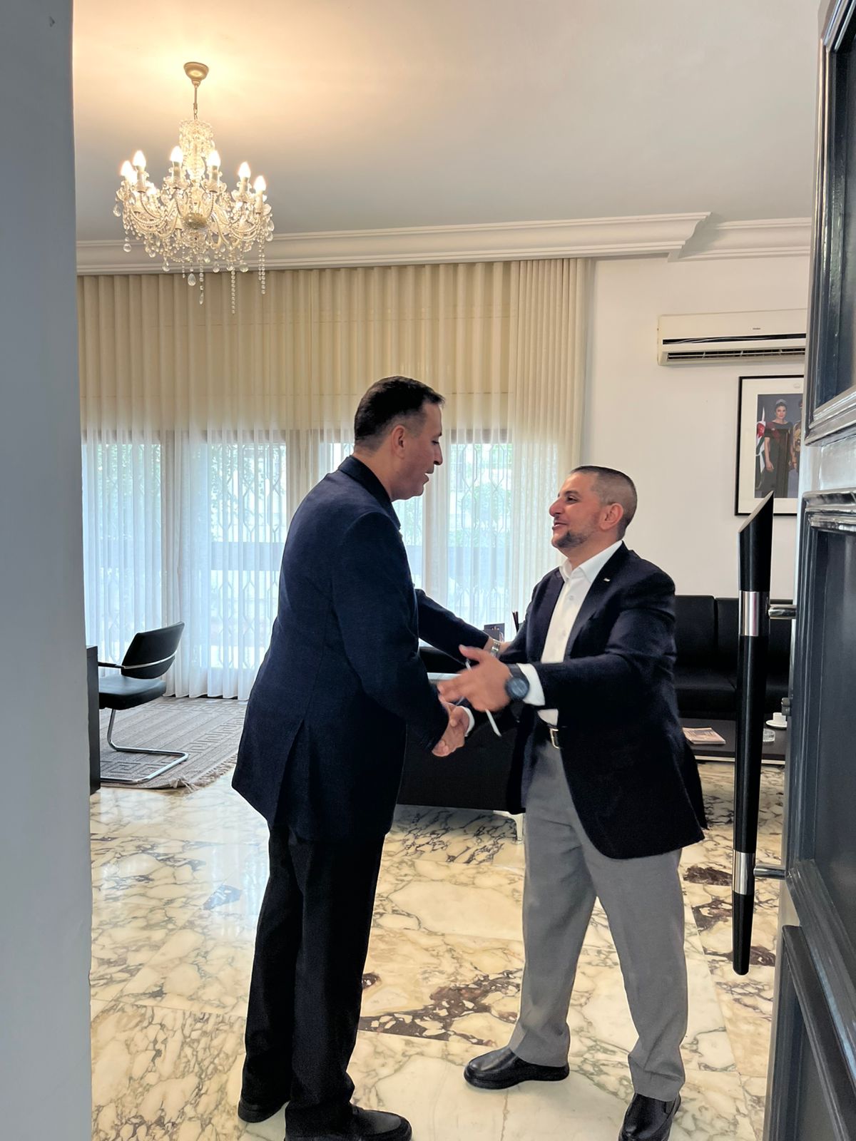 السفير الأردني في تونس يلتقي الفنان زيد العواملة لتميزه في الملتقى الدولي لبرج غزة في جزيرة قرقنة 