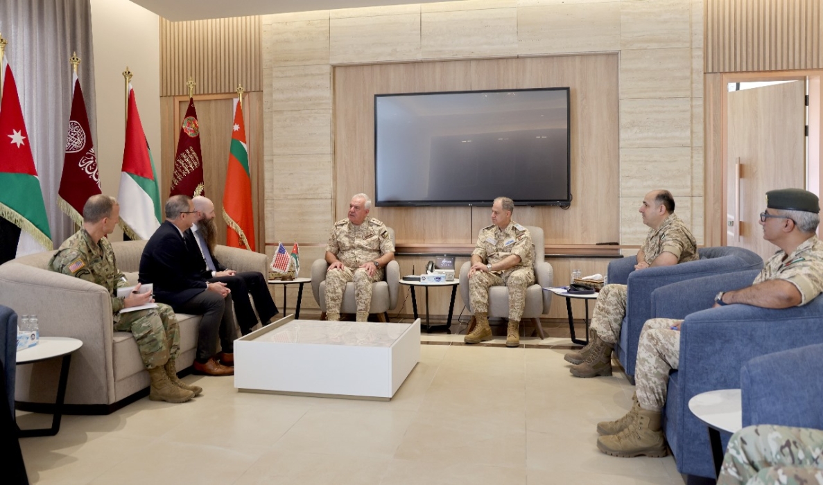 اللواء الركن الحنيطي يستقبل القائم بأعمال نائب وزير الحرب للعمليات الخاصة والصراعات