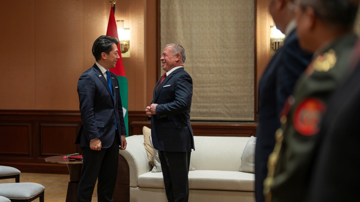  الملك يلتقي في طوكيو وزير الدفاع الياباني