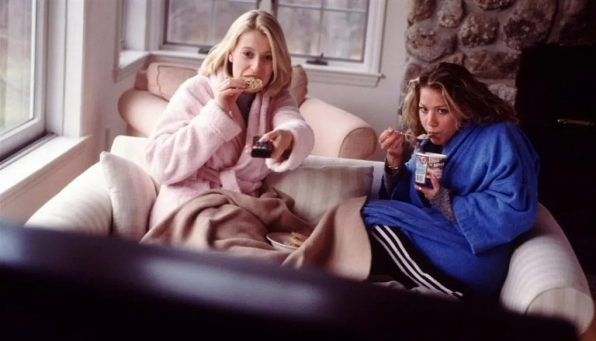 الهاتف أم التلفزيون أيهما يتسبب في زيادة وزنك أثناء تناول الطعام