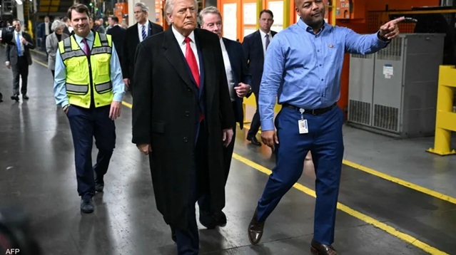 بـفعل فاضح ترامب يرد على رجل غاضب