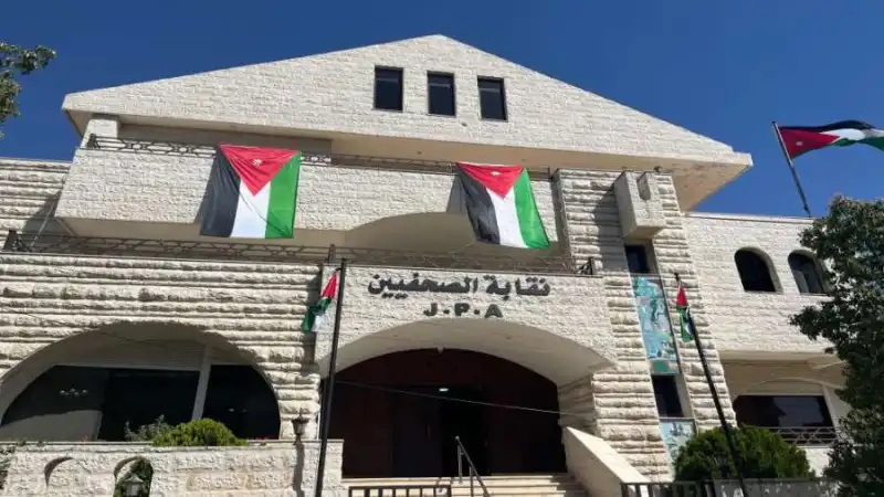 الصحفيين يثمن جهود الأمن في القبض على متهميْن بالاعتداء على الزميل التميمي