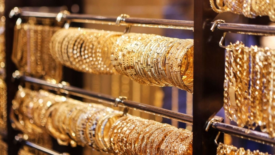 1027 دينار سعر غرام الذهب عيار 21 في السوق المحلية السبت