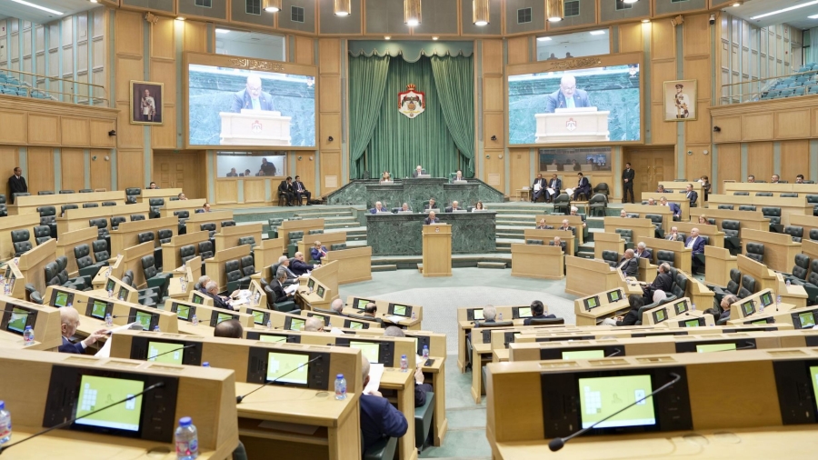 الأعيان يقر 7 مشاريع قوانين ويعيد للنواب المنافسة