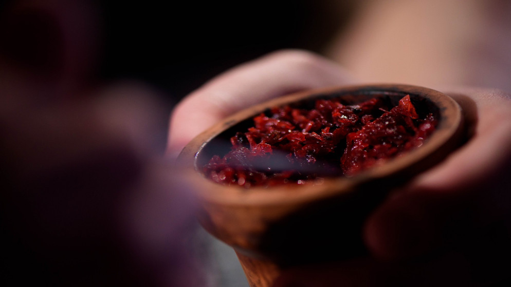 وقف بيع المعسل بـ الفرط وبيعه بعبوات اعتبارا من 1 نيسان