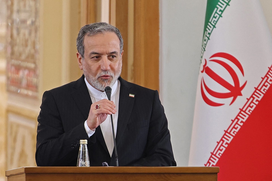 وزير الخارجية الإيراني مستعدون لدراسة أي مبادرة يمكن أن تنهي الحرب بشكل كامل