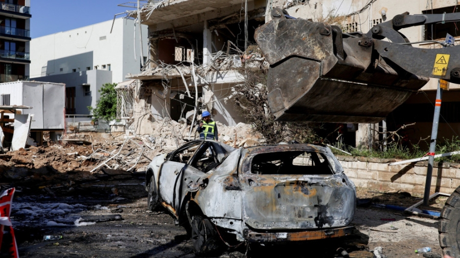 6 إصابات في تل أبيب جراء سقوط شظايا صاروخية