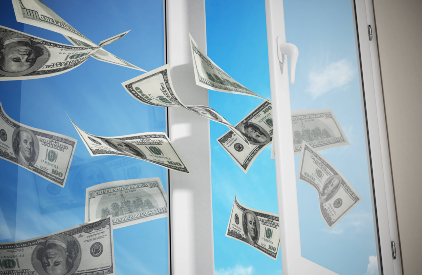 حادثة غريبة في موسكو  طفلة ترمي حقيبة بـ88 ألف دولار من نافذة المنزل انتقاما من أمها