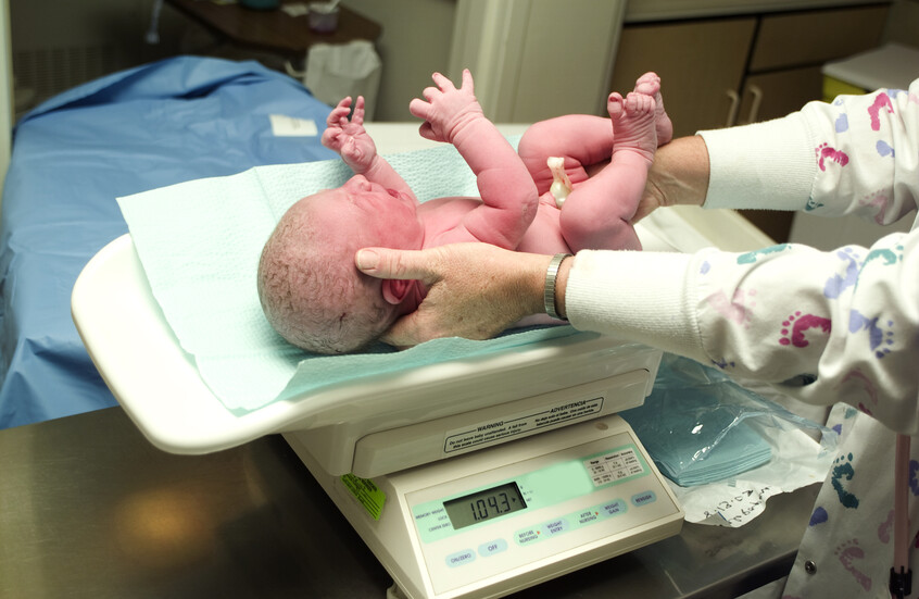 كيف يؤثر وزن الطفل عند الولادة على الدماغ في مرحلة الشباب