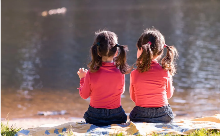 مفاجأة  التوائم يتأخرون مبكراً ويتفوقون لاحقاً