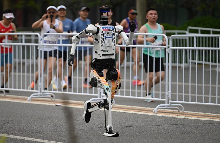 روبوت يتفوق على البشر في نصف ماراثون بكين